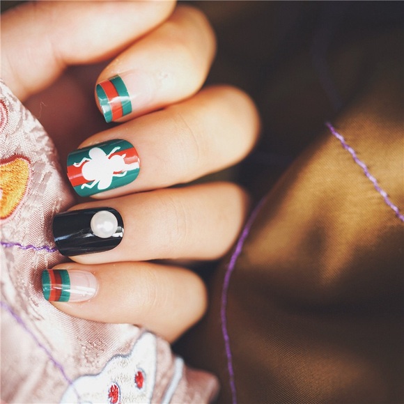 Beautiful Press-on Nails for women - Picture 3 of 3